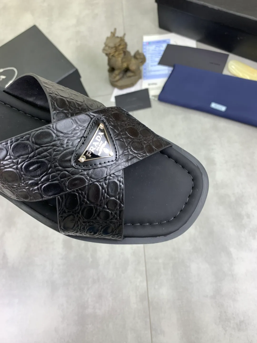 Men's shoes 💰P320💰【New style】🎁🎁🎁 PRADA Prada's new casual slippers, original official website 1:1, perfect workmanship, conveying a kind of noble luxury, sublimating its definition of luxury in Prada's high-end extraordinary craftsmanship. Original combination outsole, size: 39-46 colors 🉑️ to choose from